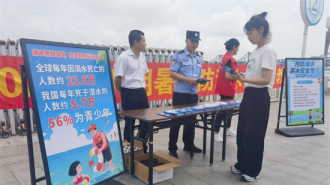 丹东一经街边境派出所党支部联合党建共建单位开展汛期暑期防溺水宣传活动